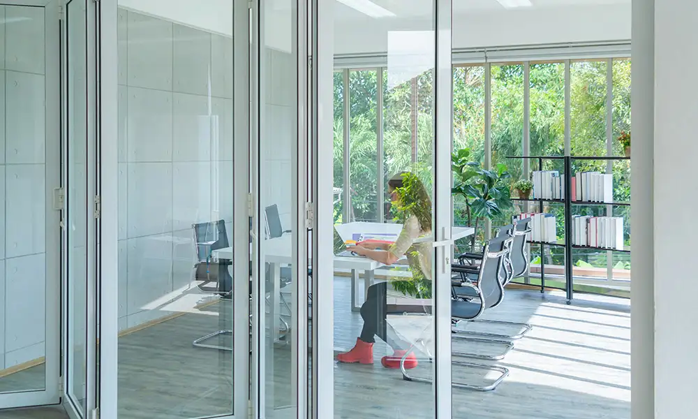 Sistemas para puertas y mamparas correderas y plegables