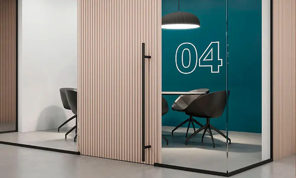 Puerta moderna y mampara de vidrio en oficina