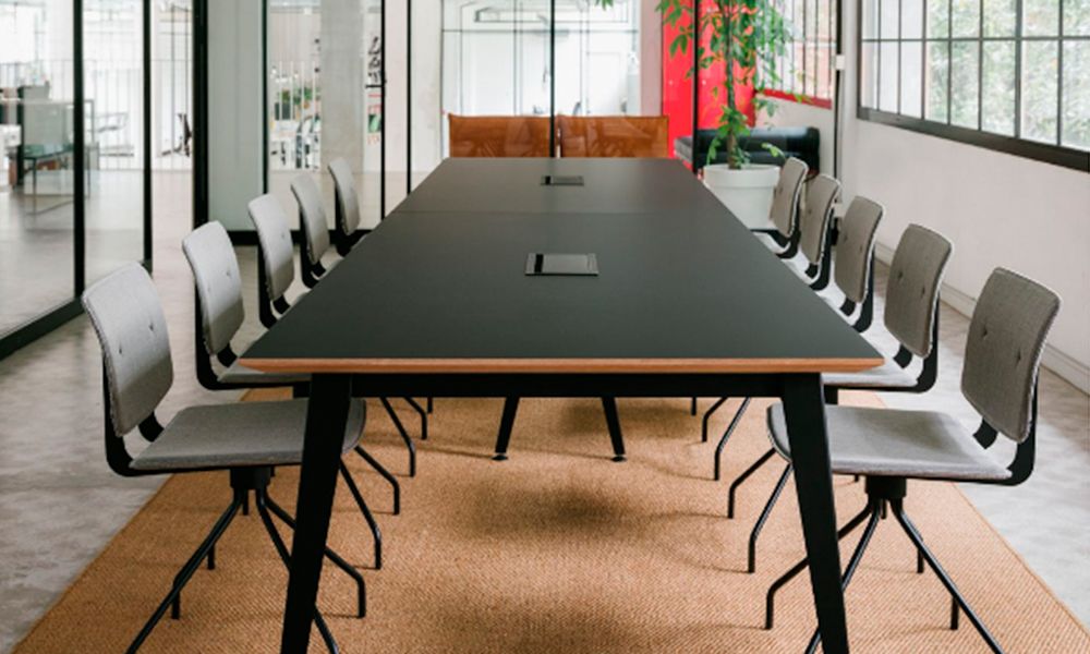Mesas y sillas para sala de reuniones