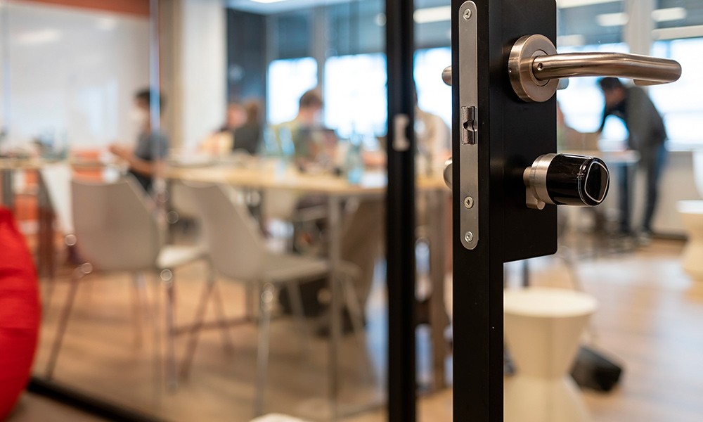 Puertas abatibles para oficinas