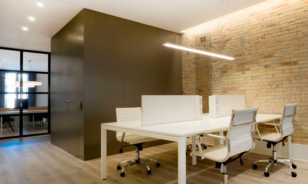Iluminación en oficina con mamparas divisorias