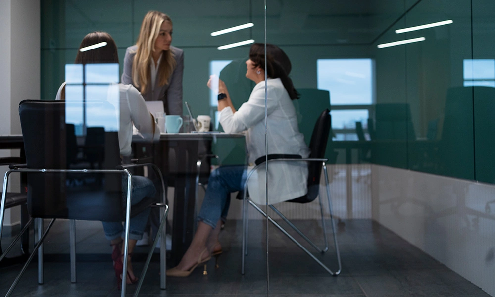 Mamparas de vidrio en oficinas