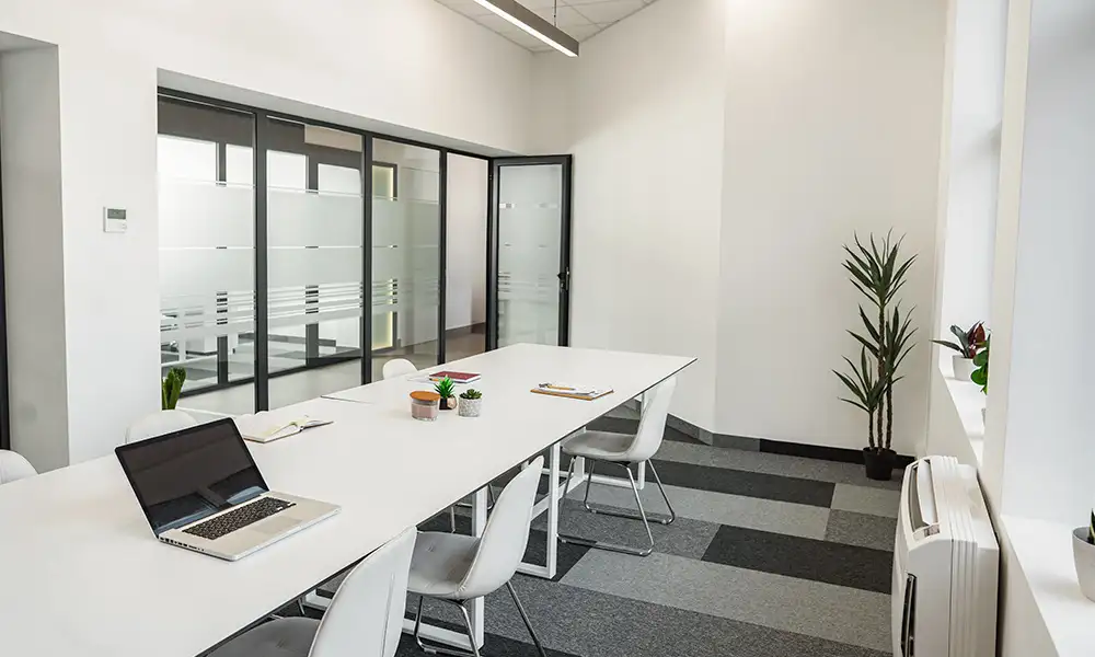Mamparas para oficinas híbridas