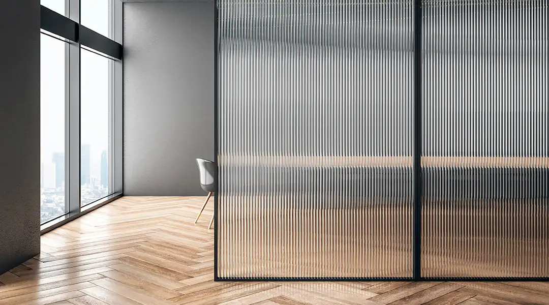 Despacho con mampara de vidrio acanalado