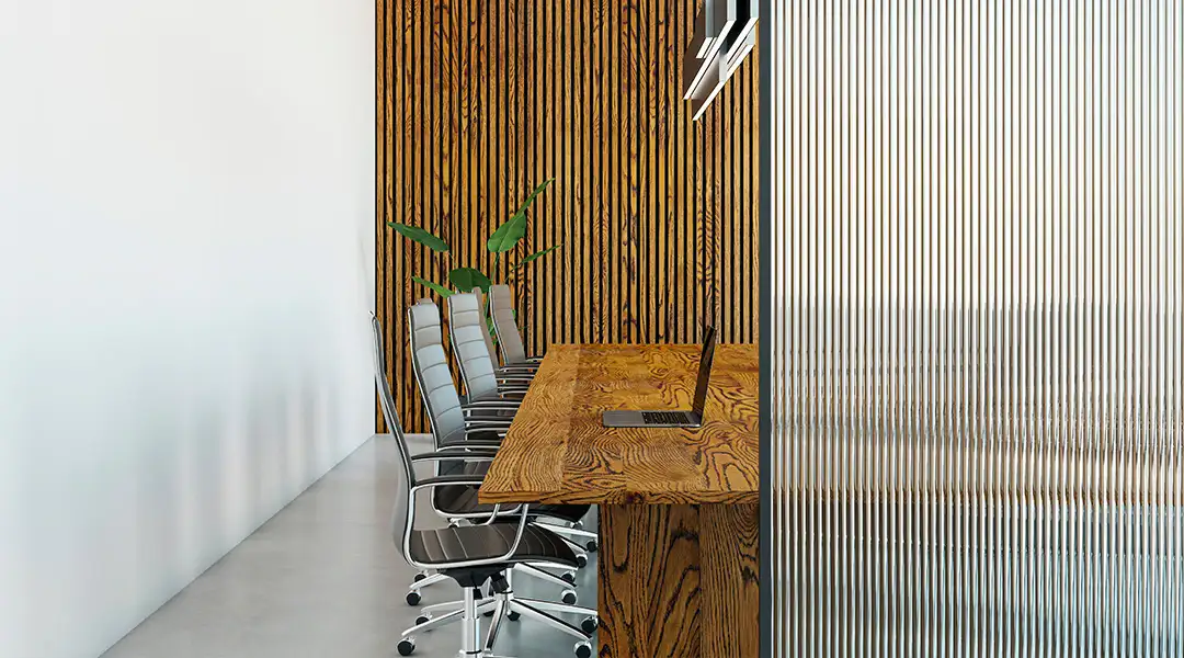 Mamparas y puertas de vidrio acanalado con perfil negro