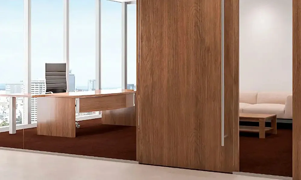 Despacho con mamparas de vidrio y puerta de madera